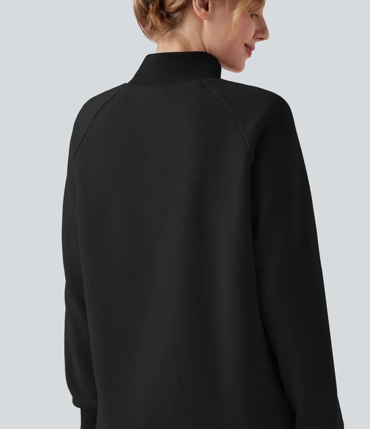 Svart damtröja med hög krage och modern asymmetrisk omlottfåll