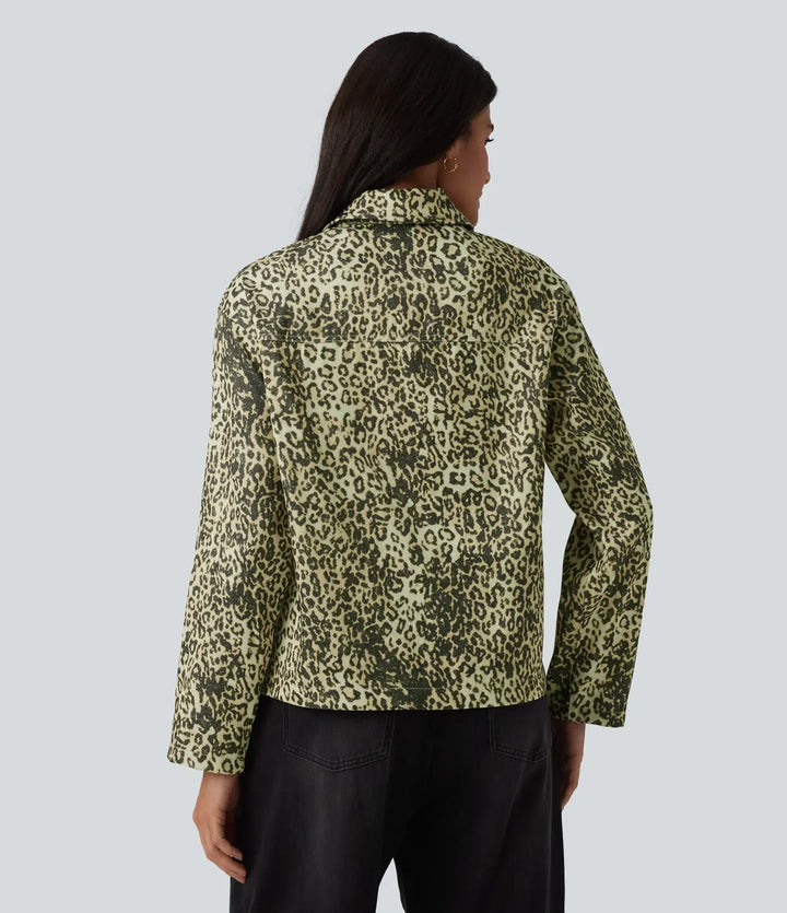 Baksida av leopardmönstrad damjacka med krage