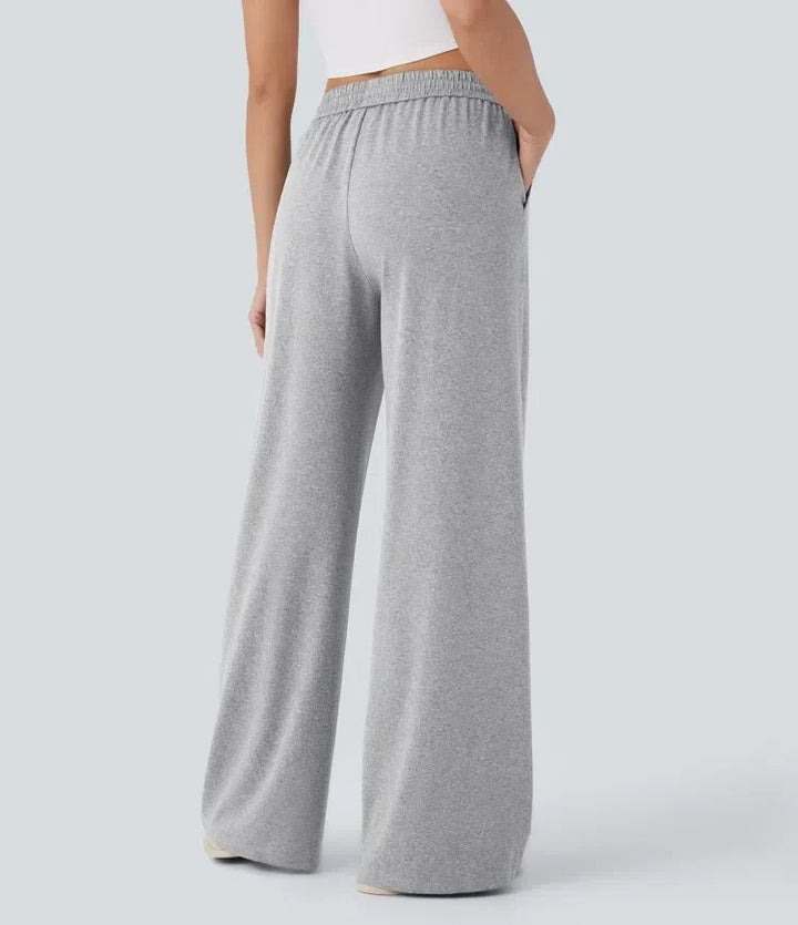 Bakifrån av grå baggy vardagsbyxor med vida ben