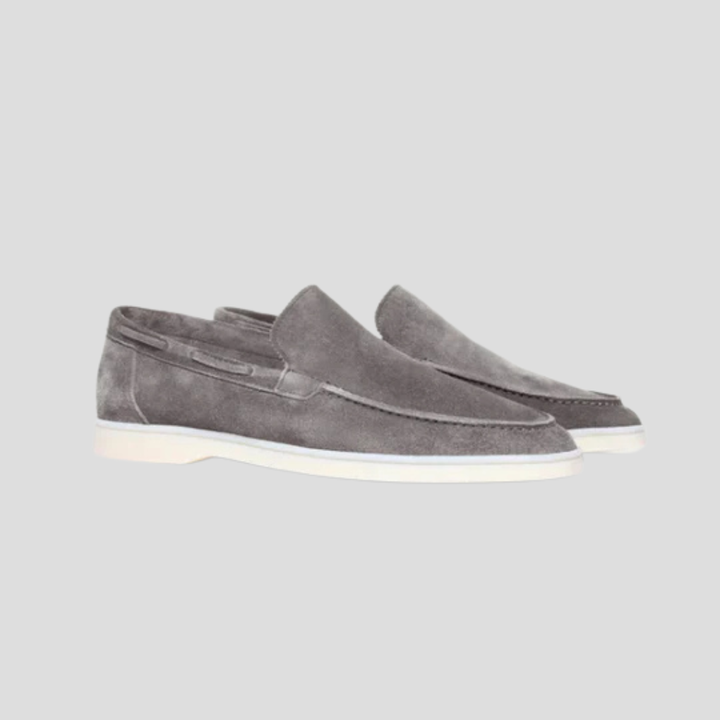 Brunt mockaskor herr loafers med klassisk design och vit sula