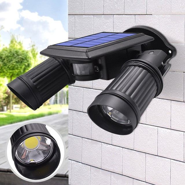 Solcellslampa med rörelsesensor och dubbla LED-huvuden monterad på yttervägg