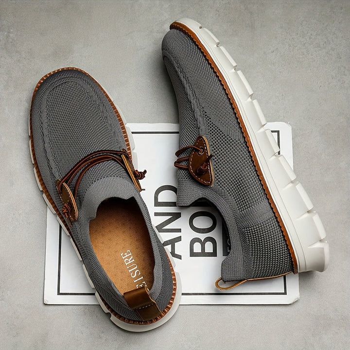 Svart herr slip-on sportsko i närbild med fokus på det mönstrade tyget