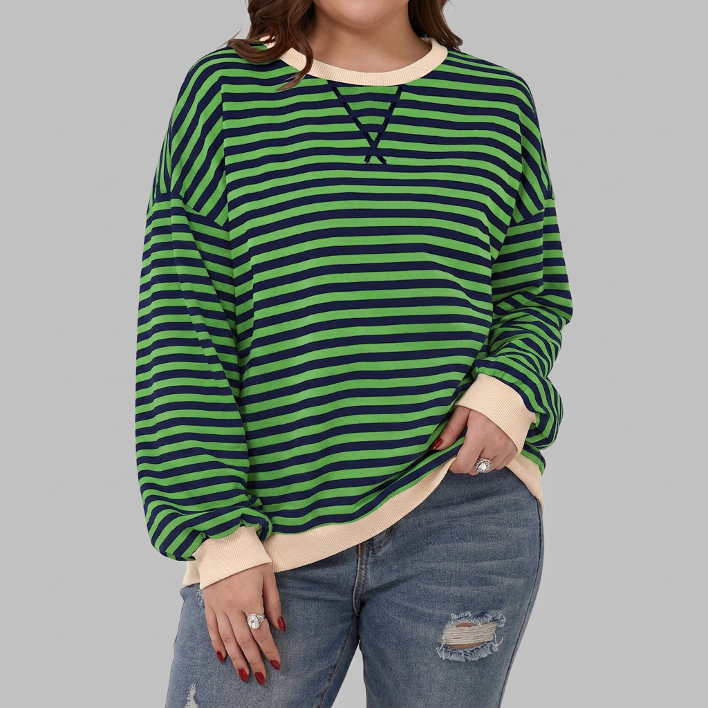 Kvinna i grön randig långärmad tröja med ribbade detaljer tillsammans med slitna jeans