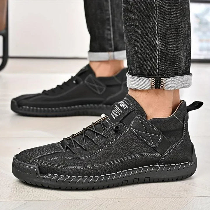 Låga sneakers för herr med slitstark sula och ovandel