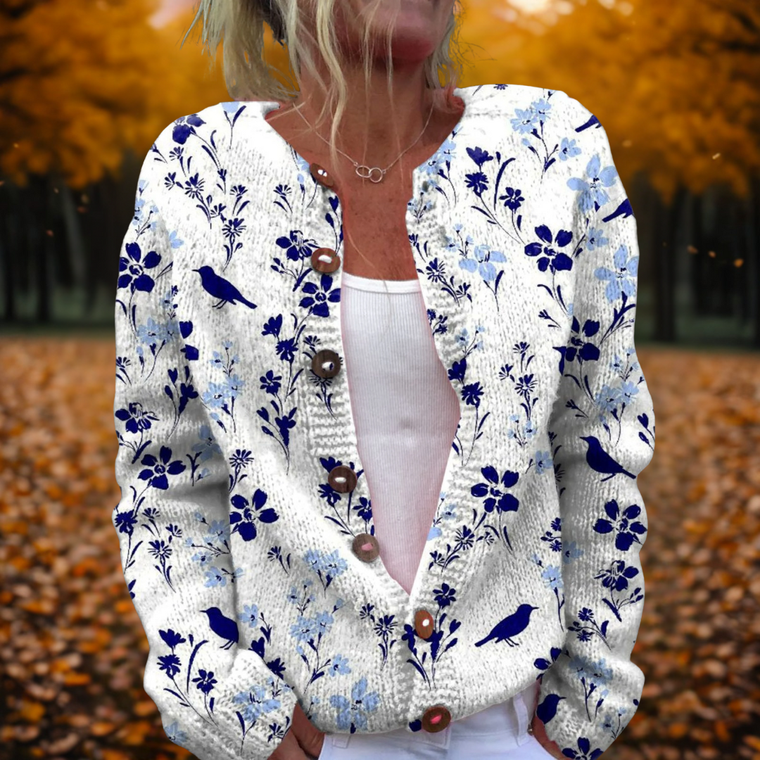Kvinna som bär en mönstrad damkofta med vintageblommor utomhus under hösten