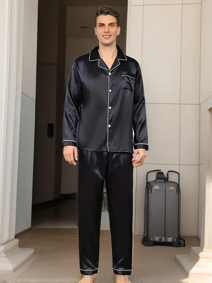 Helkroppsporträtt av man i svart tvådelad herrpyjamas Adrian