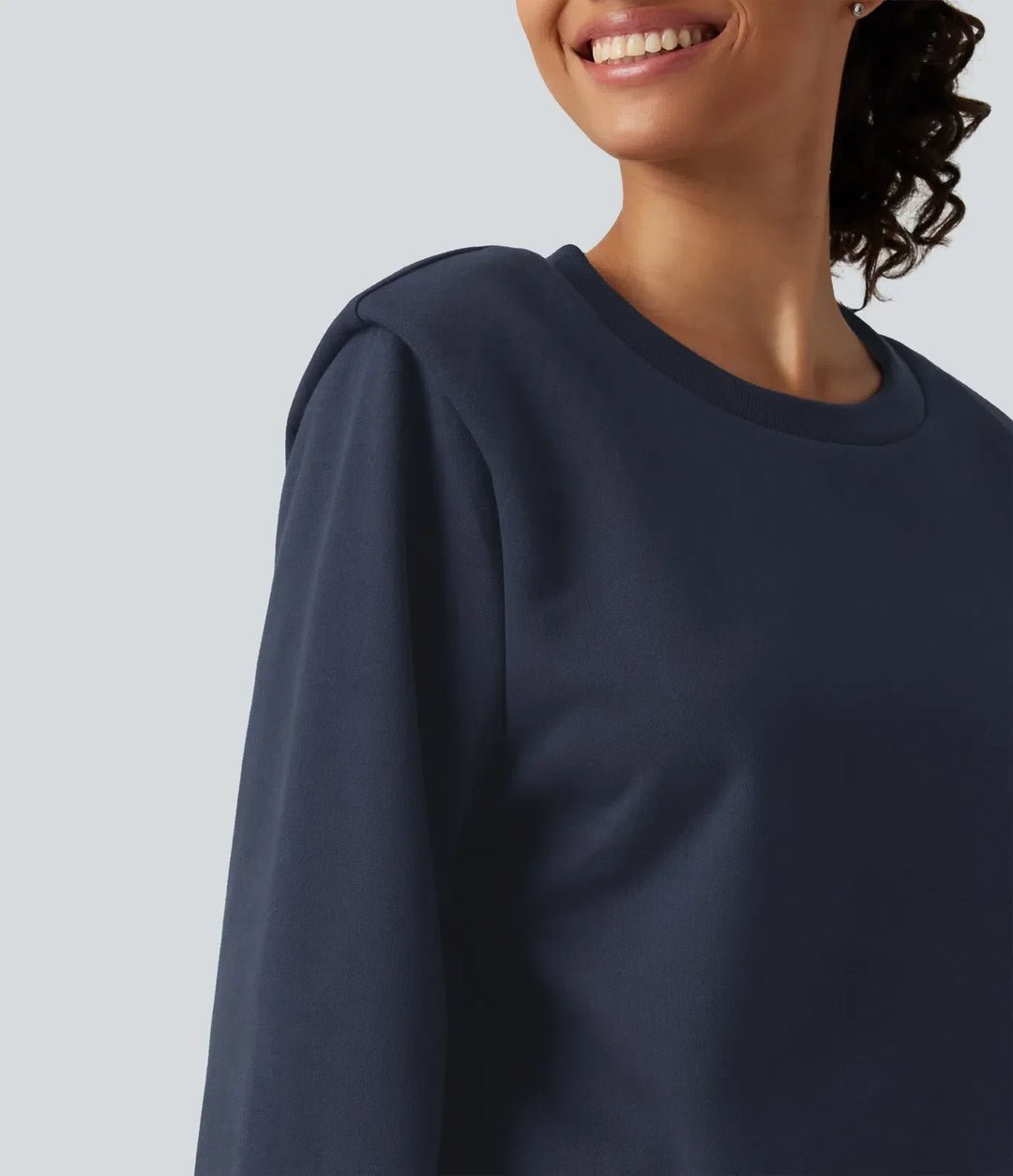 Blå dam sweatshirt med långa ärmar och rund hals i bekväm vardagsmodell
