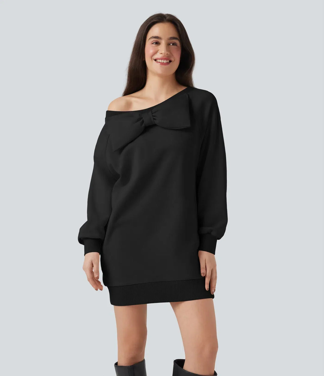 Närbild på elegant rosettdetalj på långärmad dam sweatshirt