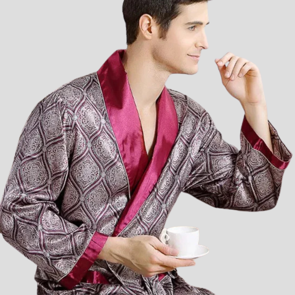 Mörk Herrkimono i satin upphängd på galge som visar baksidan