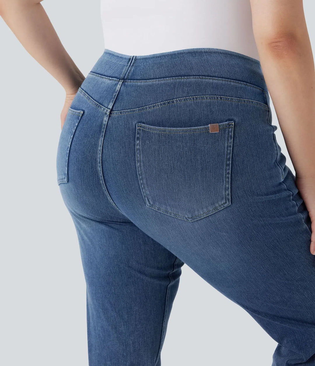Stildetalj på damjeans med bootcut och stretch i blått