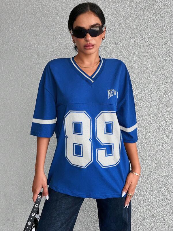 Närbild på sportig oversized baseballskjorta med tryck