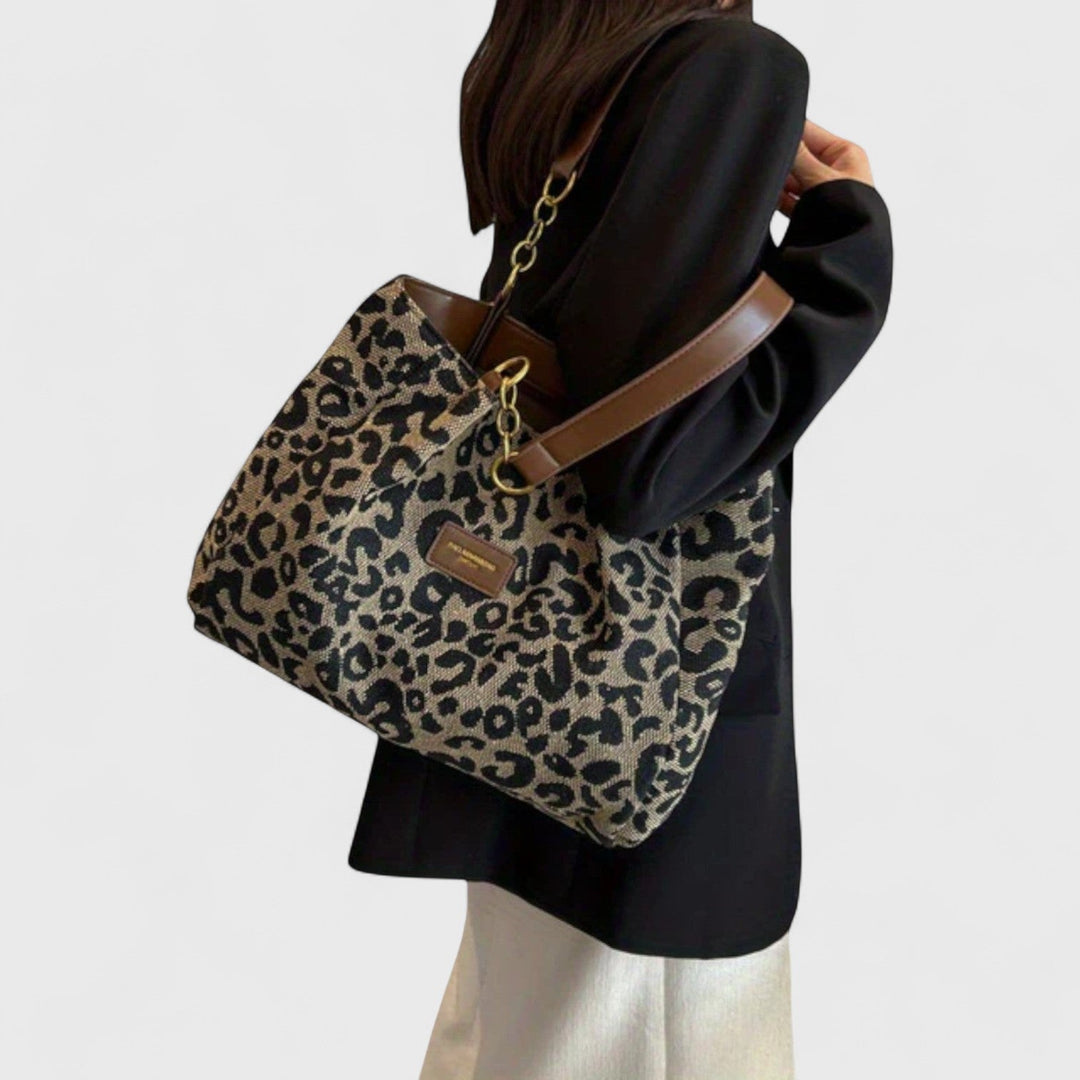Shoppingväska Leona i leopardmönster sedd uppifrån mot neutral bakgrund.