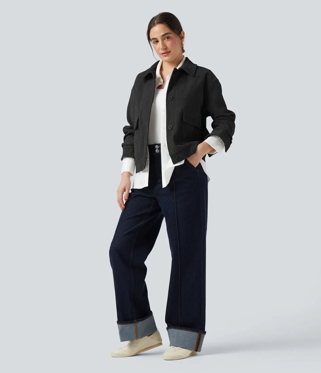 Baksida av långärmad damjacka i snygg och modern modell
