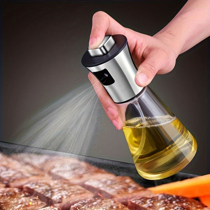 Person som sprayar olja med oljesprayflaska över kött på grill