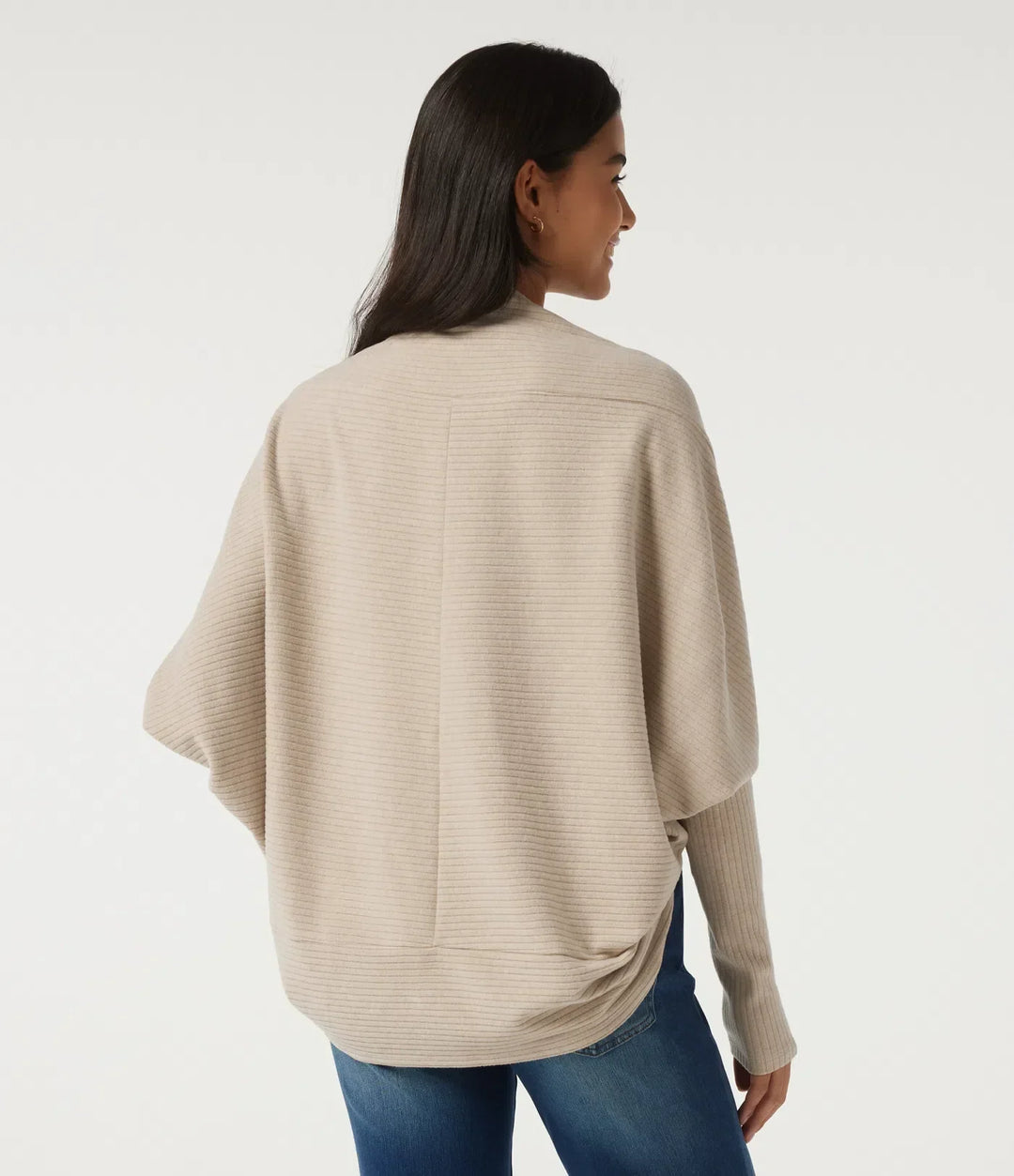 Stilren cardigan dammodell med snygga detaljer och vida ärmar