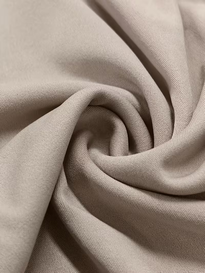 Elegant beige damset med långärmad överdel och matchande byxor för vardagslook