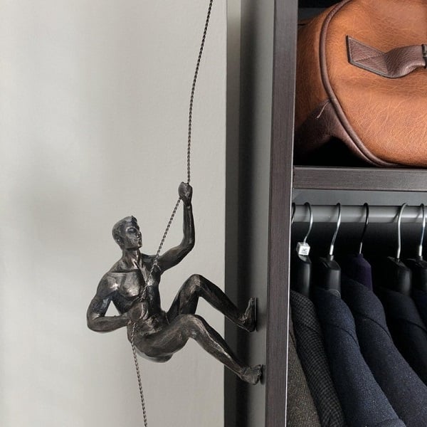 Stämningsfull väggdekoration med klättrarskulptur i modern stil