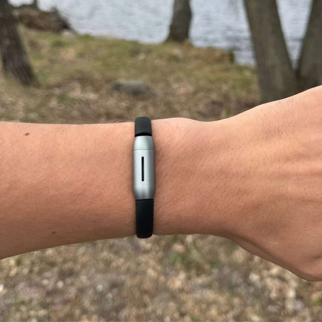 Närbild på myggarmbandets textur och design för friluftsliv och camping