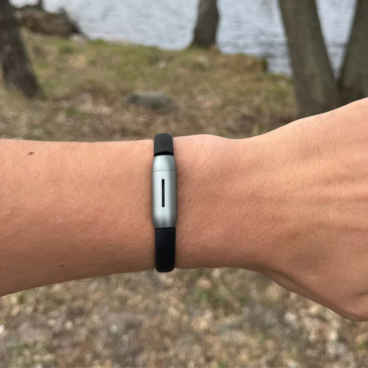 Närbild på myggarmbandets textur och design för friluftsliv och camping