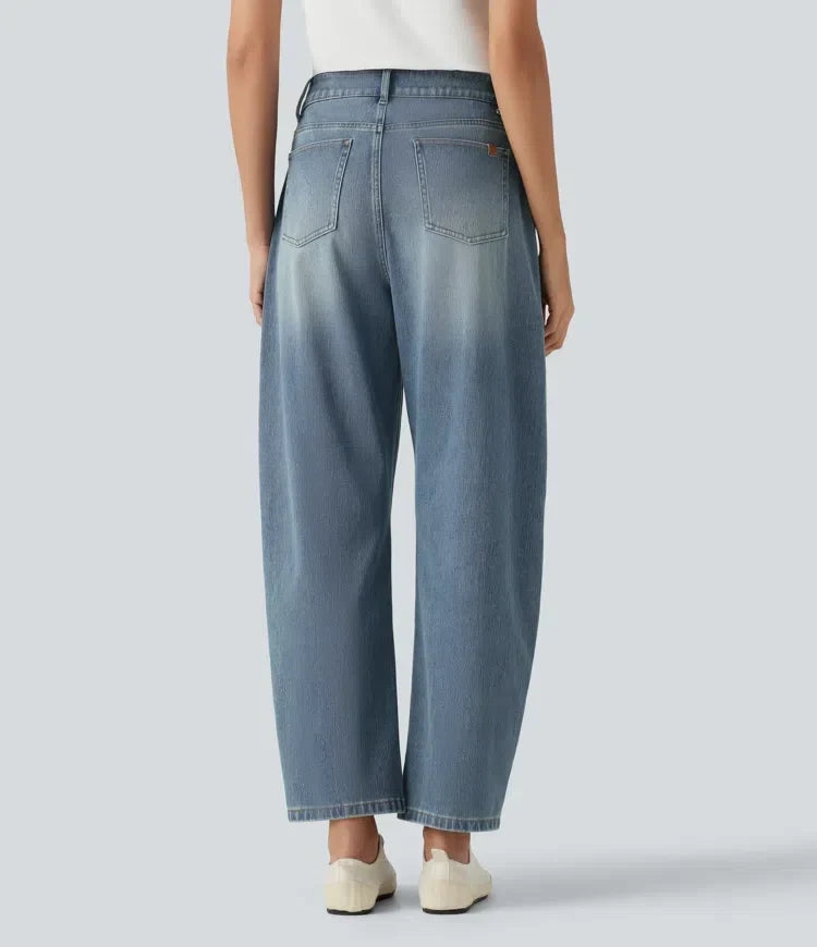 Baksida av dam i högmidjade barrel ben jeans