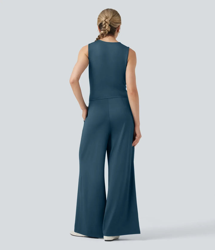 Baksida av elegant blå damjumpsuit med vida ben