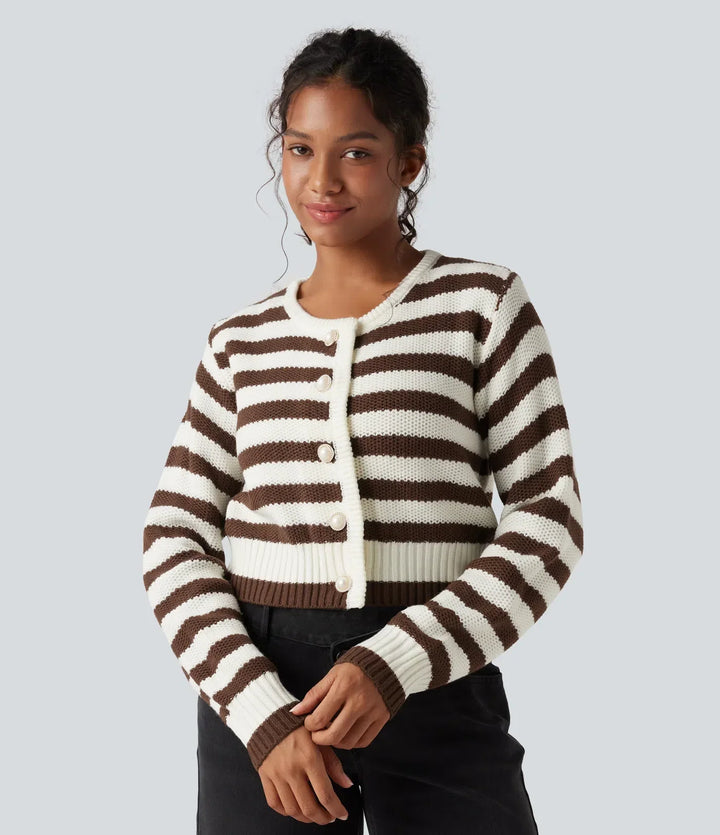 Närbild på randig stickad damcardigan med rund halsringning