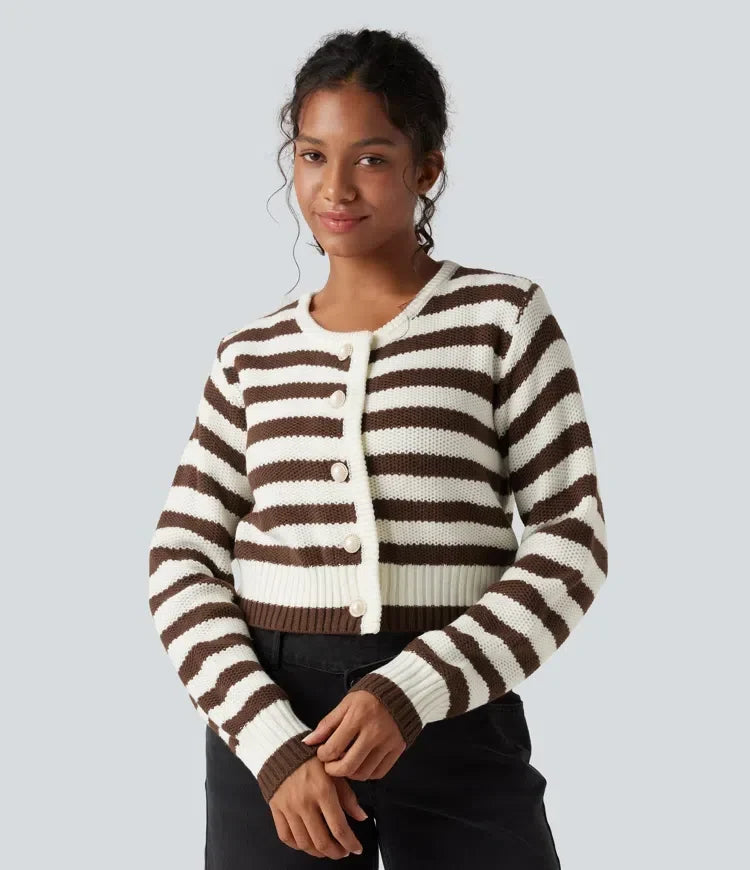 Kvinna som bär en brun och vitrandig cardigan med rund hals framifrån