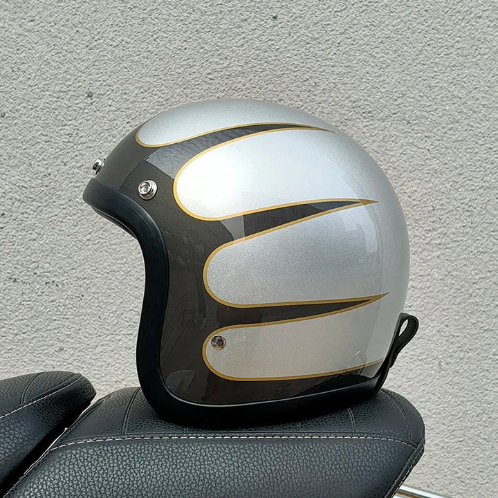 Stilfull retro motorcykelhjälm placerad på träbord för miljöbild