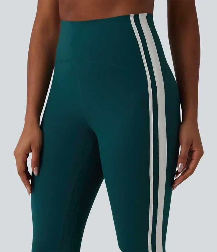 Utsikt bakifrån på svarta utsvängda yogaleggings med hög midja för dam