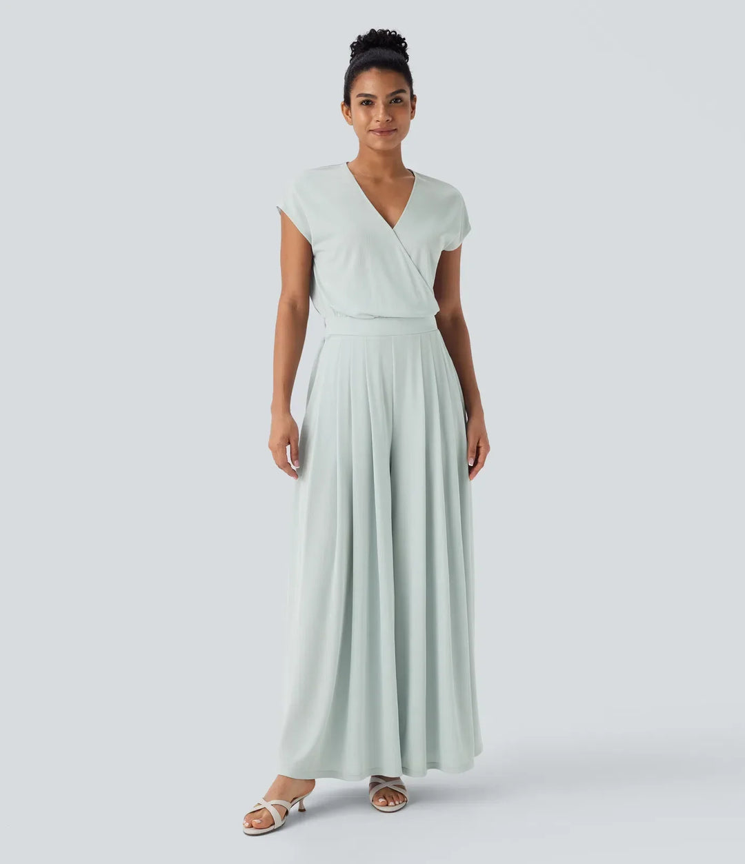 Vit jumpsuit för dam med v-ringning och vida ben i våffelstruktur