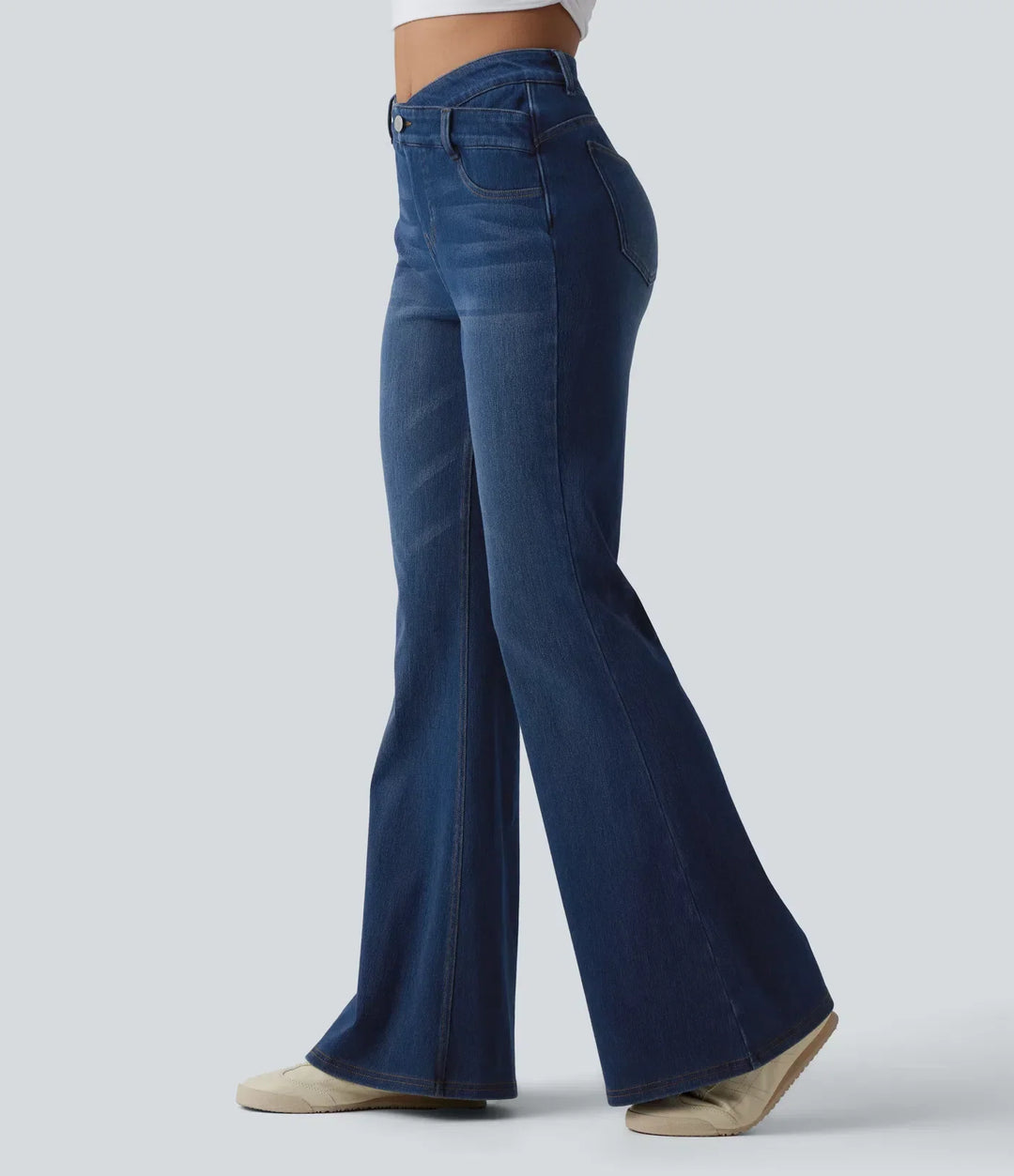 Detaljbild på crossover midja och knappstängning på damjeans