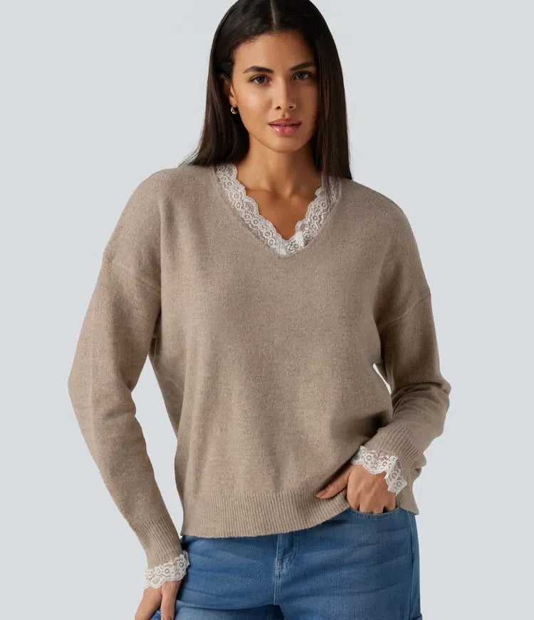 Kvinna i beige tröja med v-ringning och spetsdetaljer framifrån
