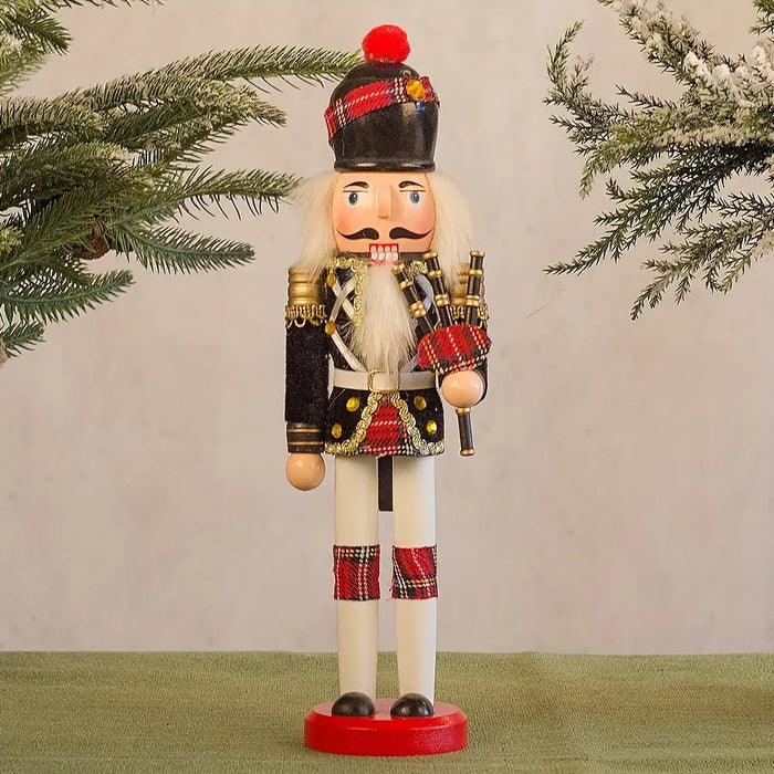 Traditionell julpynt i form av en soldat nötknäppare i äkta trä