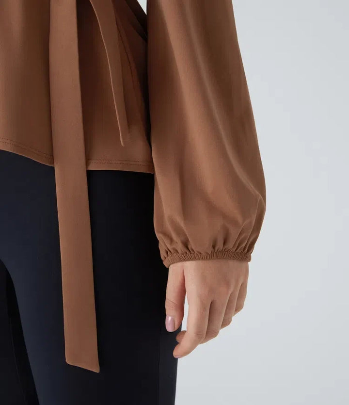 Elegant dam blus med lång ärm och feminin sjalkrage i kontorsstil