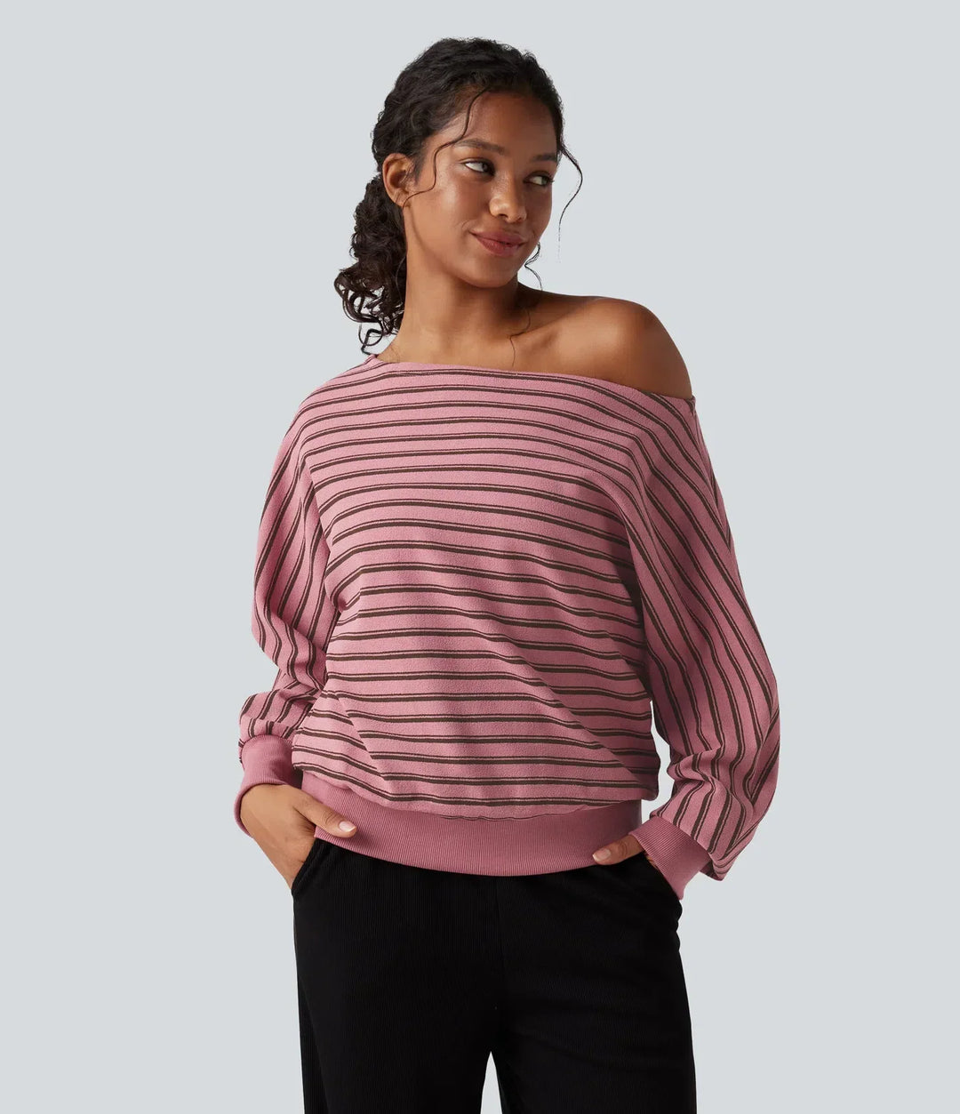 Randig damtröja med off shoulder-design för en avslappnad stil