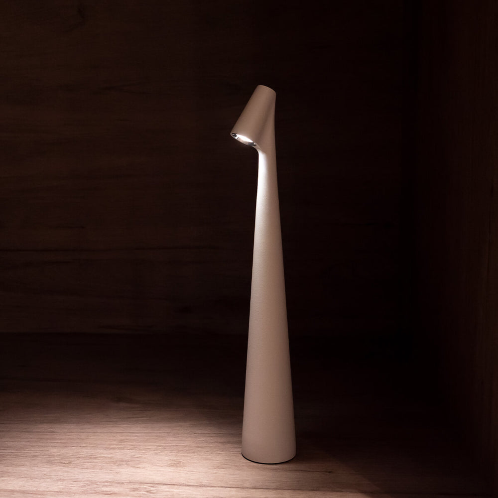 Elegant skrivbordslampa i trådlöst utförande för hemmakontoret