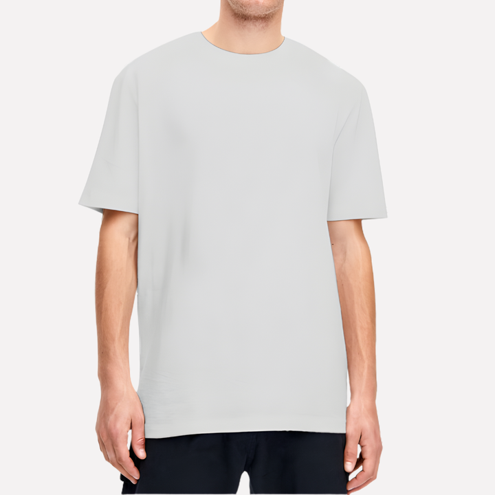 En person i grå unisex t-shirt med kort ärm och regular fit