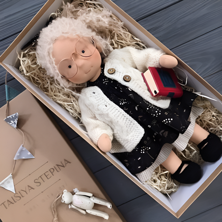 Handgjord Waldorf-docka med glasögon och bok i presentförpackning