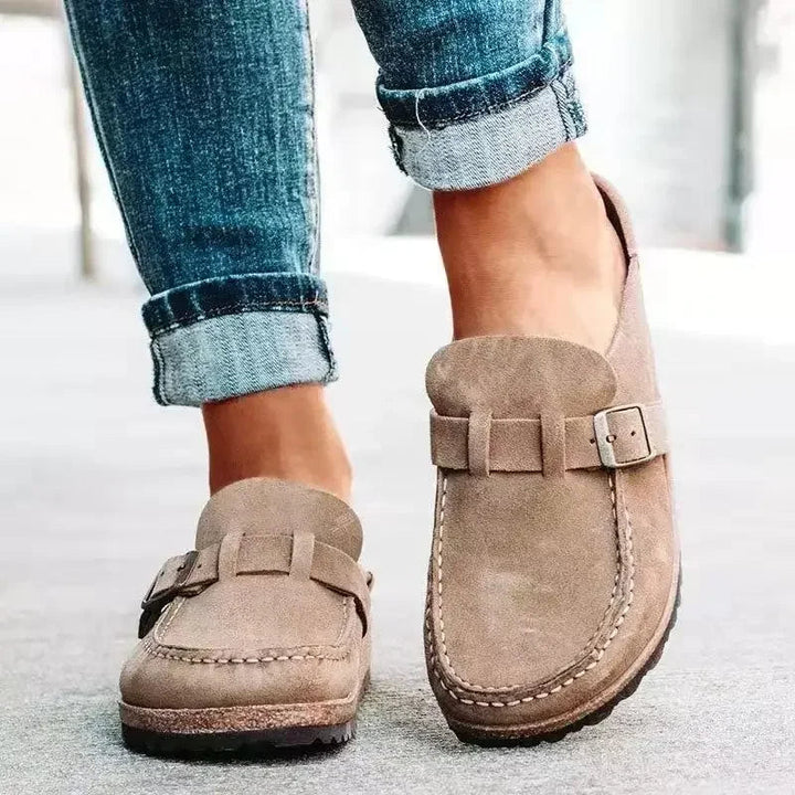 Klassiska beige mules på modell