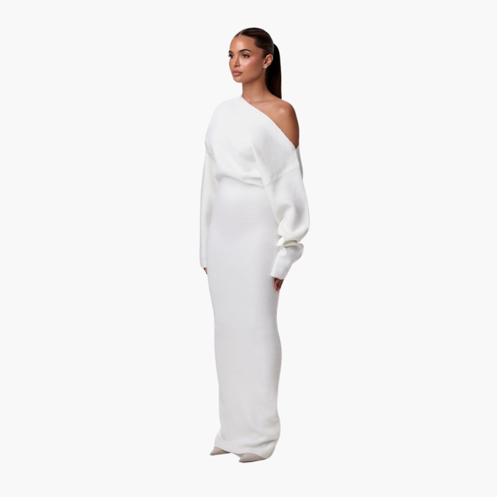 Kvinna som bär en vit off-shoulder stickad långklänning framifrån
