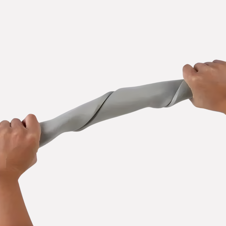 Händer som visar den flexibla och böjbara konstruktionen på listen