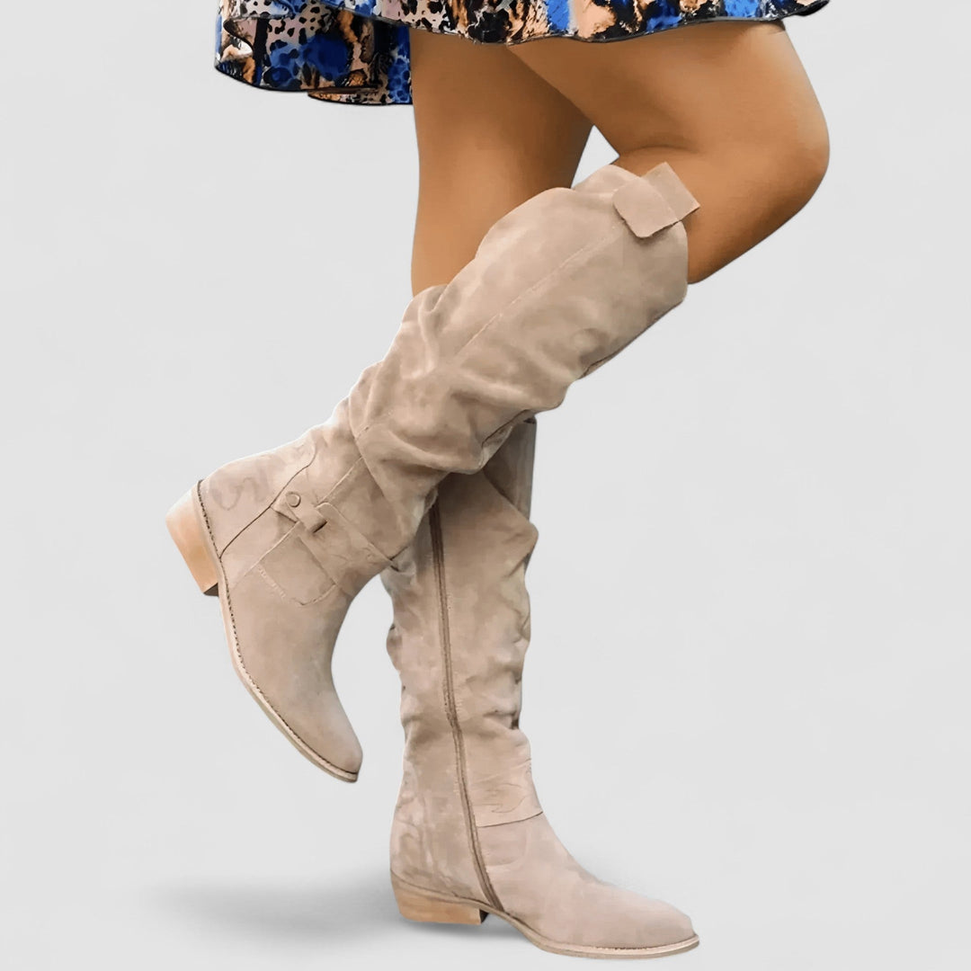 Damstövlar Nora i beige westernstil som bärs med klänning