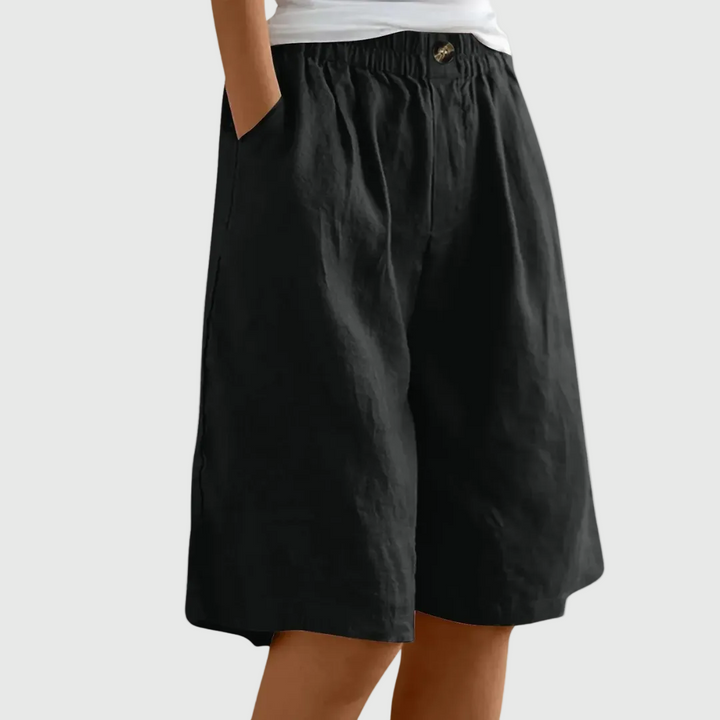 Svart damshorts i elegant och luftig modell med knäppning