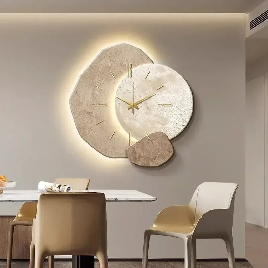 Modern minimalistisk väggklocka med ljus monterad i ett elegant vardagsrum