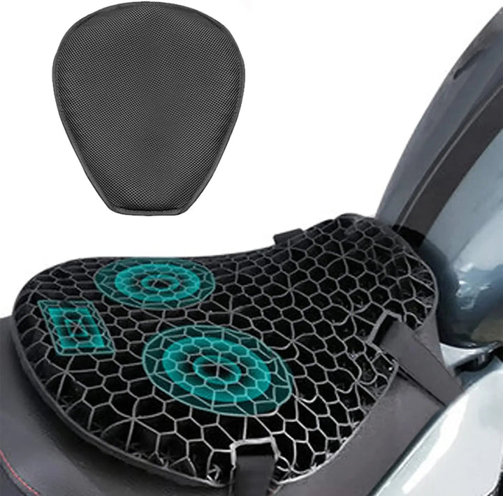 Svart motorcykel sittdyna med 3D honungskakedesign placerad på hoj