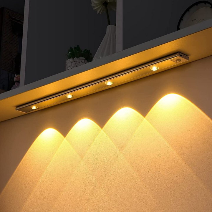 SmartBeam trådlös LED-lampa monterad under hylla med varmt sken