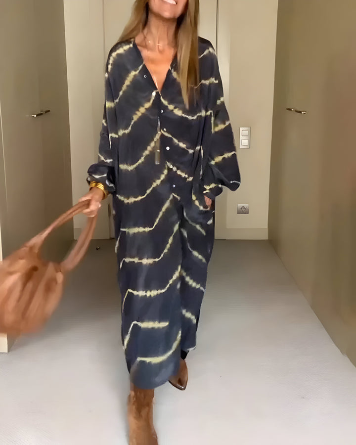 Helhetsbild på damklänning Julia i blå färg med matchande accessoarer