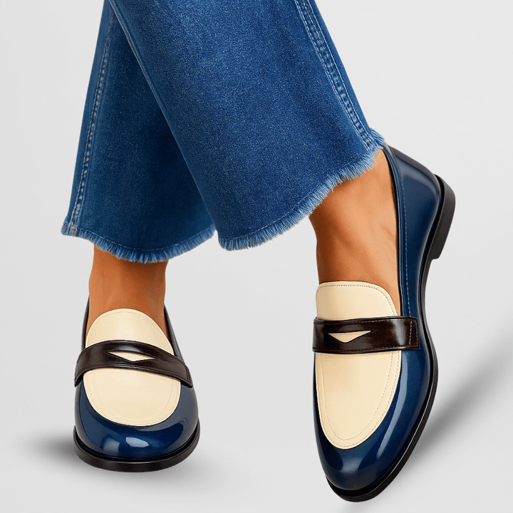 Damkläder och tvåfärgade lackloafers i blått och vitt på modell