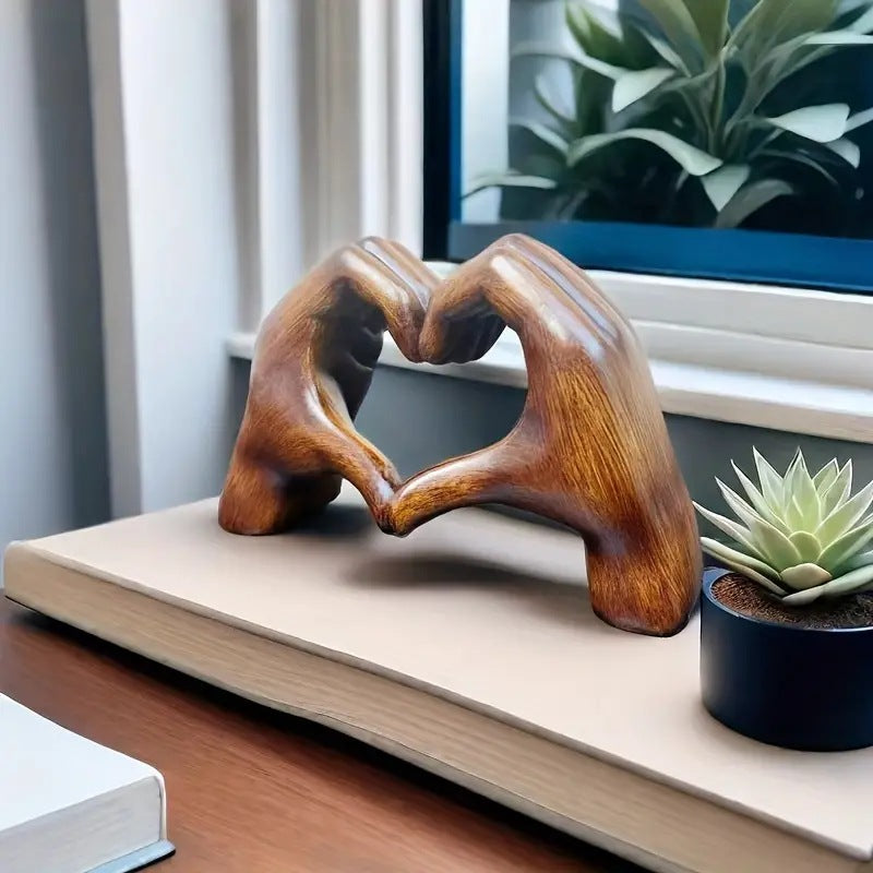 Närbild på den konstnärliga handskulpturen som formar ett hjärta, perfekt som present