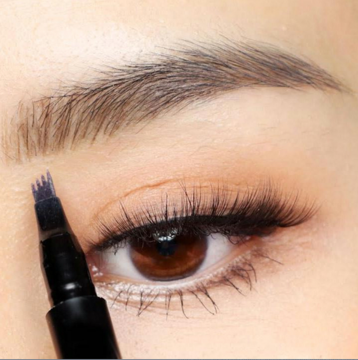 Närbild på ögonbryn som fylls i med fyrspetsig microblading penna